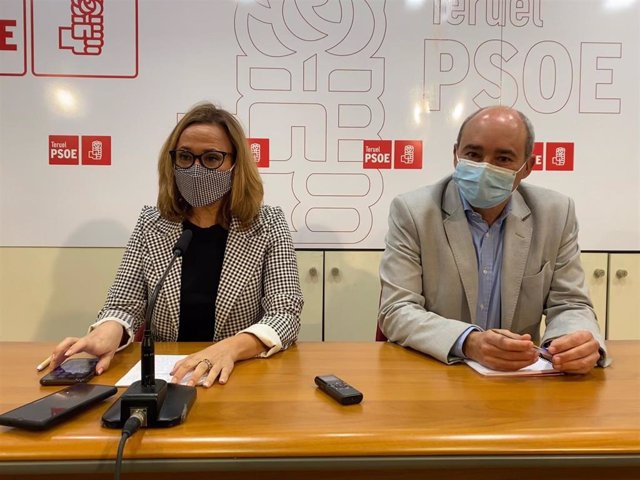La secretaria general del PSOE Teruel, Mayte Pérez, y el Secretario de Organización del PSOE Teruel, Javier Baigorri.