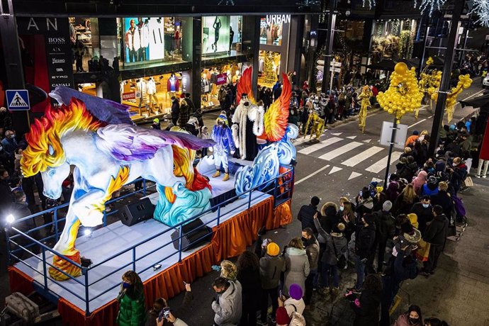 La cabalgata de Reyes por la avenida Meritxell de Andorra la Vella