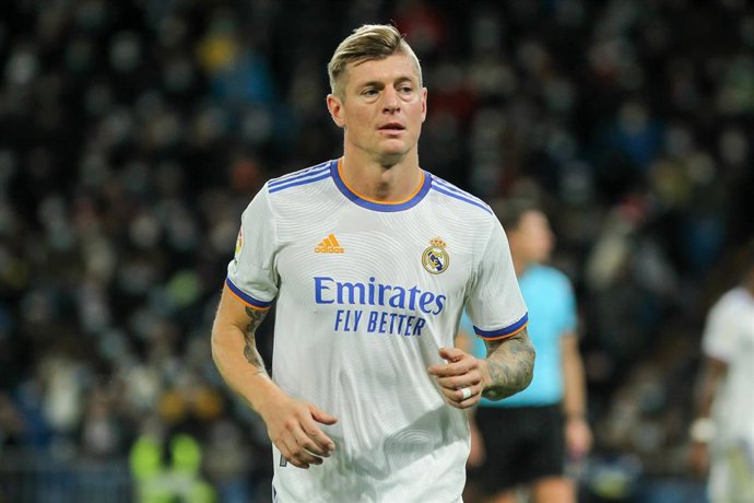 Archivo - Toni Kroos of Real Madrid looks on during La liga football match played between Real Madrid and Athletic de Bilbao at Santiago Bernabeu stadium on December 1, 2021, in Madrid, Spain.