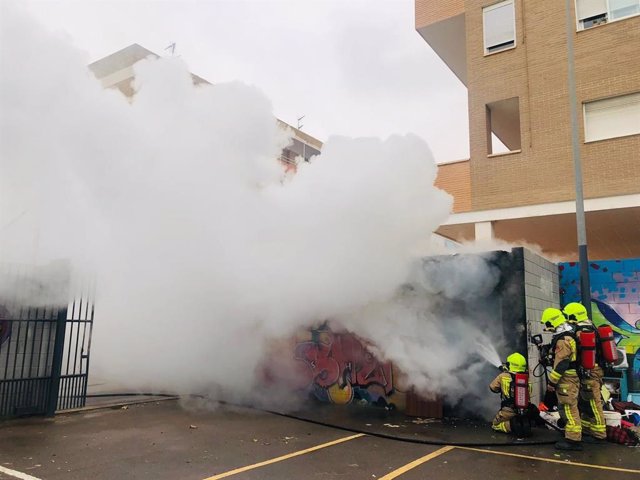 Los bomberos extinguen un incendio de enseres originado en un bajo de un edificio