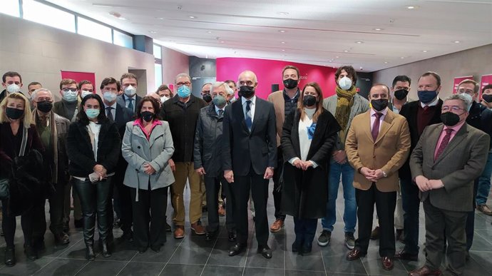 Reunión del alcalde de Sevilla, Antonio Muñoz, con agentes económicos en el CREA de San Jerónimo.