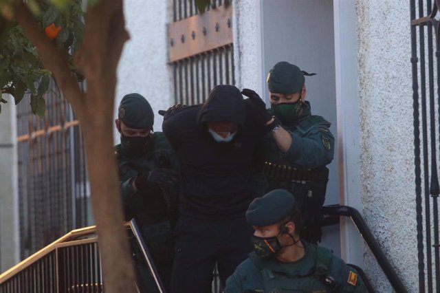 Archivo - Salida de los juzgados de Fuengirola (Málaga) de 'El melillero', detenido por supuestamente rociar con ácido a su exnovia y una amiga.