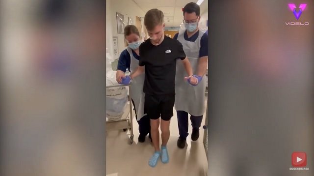 Un adolescente aprende a caminar de nuevo después una operación que salió mal