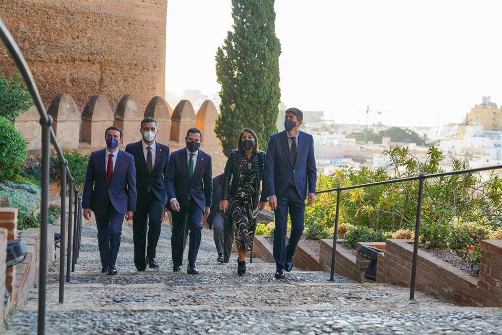 El presidente de Diputación de Almería, el alcalde de Almería, el presidente de la Junta de Andalucía, la presidenta del Parlamento de Andalucía y el vicepresidente de la Junta de Andalucía en la Alcazaba de Almería.