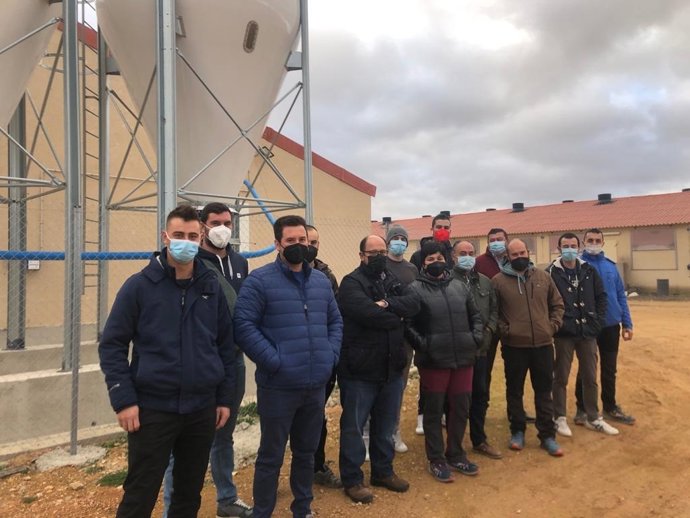 El secretario general del PAR, Alberto Izquierdo, se reúne con jóvenes ganaderos del Jiloca turolense.