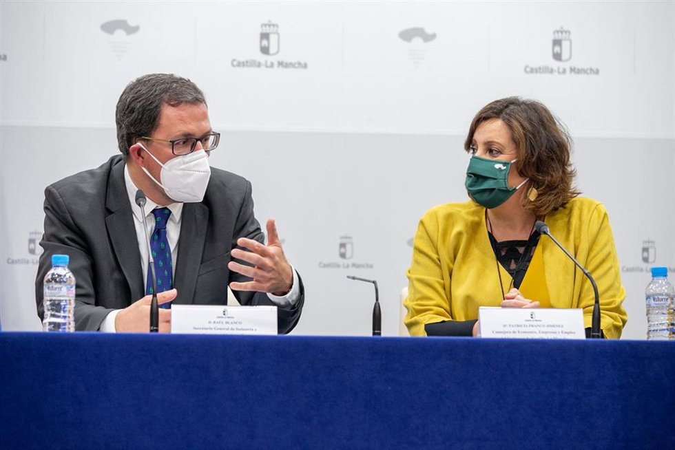 La consejera de Economía, Empresas y Empleo, Patricia Franco,  junto al secretario general de Industria y de la pequeña y mediana empresa, Raúl Blanco.
