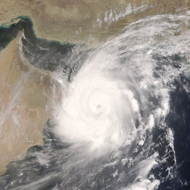 Ciclón tropical alcanzando el este de la Península Arabiga