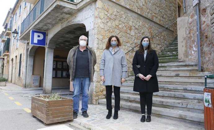 La presidenta del Consell de Mallorca, Catalina Cladera, con el alcalde de Banyalbufar, Mateu Ferr.