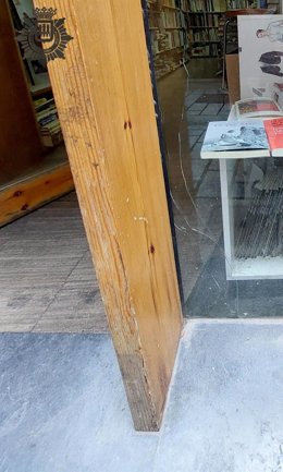 Escaparate roto por parte de los detenidos