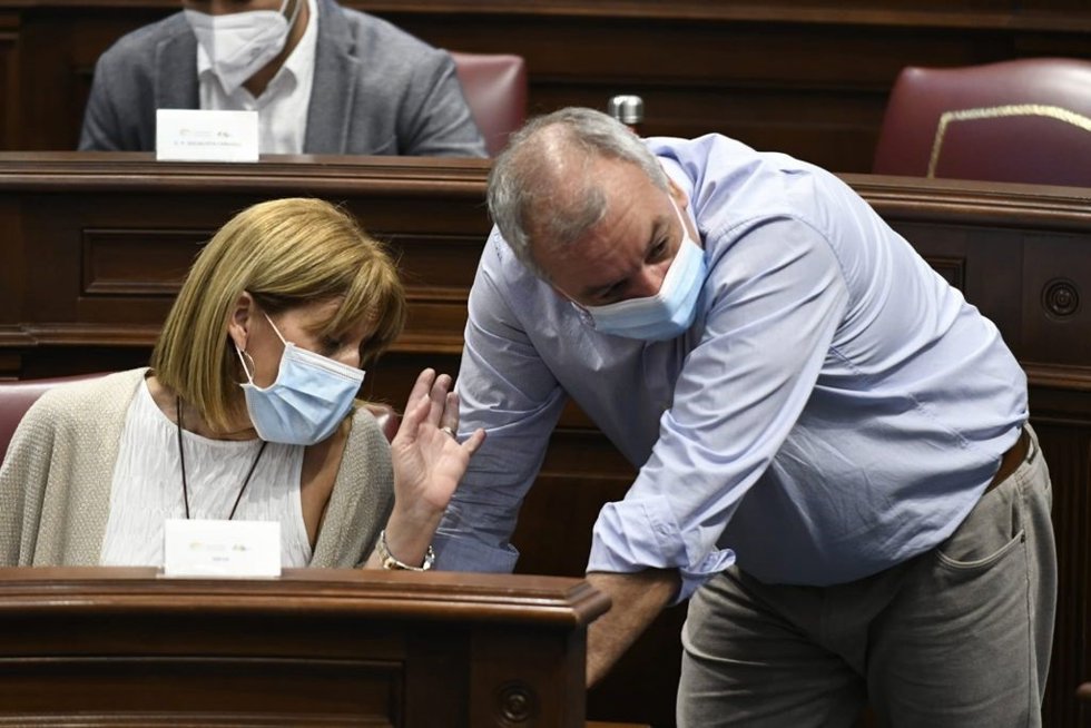 Archivo - Los diputados de NC en el Parlamento canario Esther González y Luis Campos