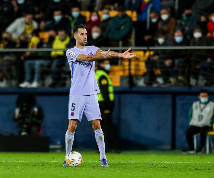 Archivo - Sergio Busquets of FC Barcelona gestures during the Santander League match between Villareal CF and FC Barcelona at the Ceramica Stadium on November 27, 2021, in Valencia, Spain.