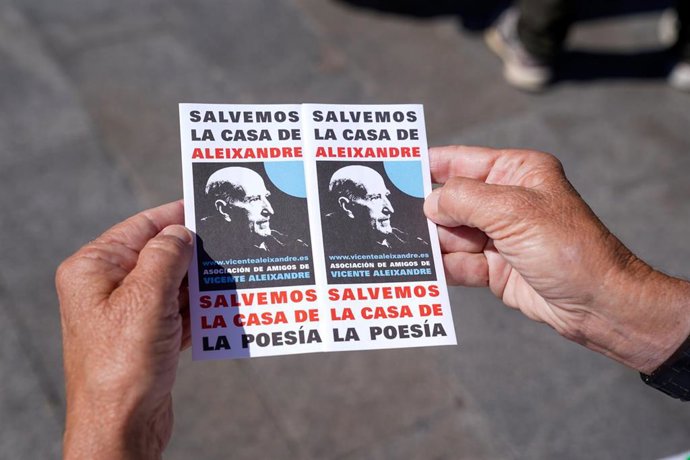 Archivo - Un cartel en el que se lee: `Salvemos la casa de Aleixandre, salvemos la casa de la poesía, durante una manifestación por la protección y salvaguarda de la casa del poeta Vicente Aleixandre.
