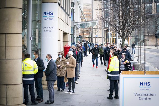 21 December 2021, United Kingdom, Edinburgh: People queue outside the Edinburgh International Conference Centre (EICC), NHS Scotland's vaccination centre, as the booster vaccination programme ramps up to an unprecedented pace. Photo: Jane Barlow/PA Wire/d