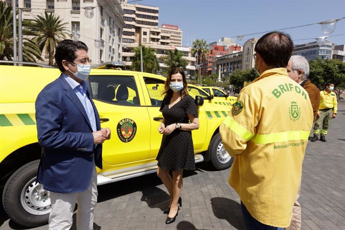 Archivo - El presidente del Cabildo de Tenerife, Pedro Martín, y la consejera de Medio Ambiente, Isabel García, junto al equipo de prevención de incendios