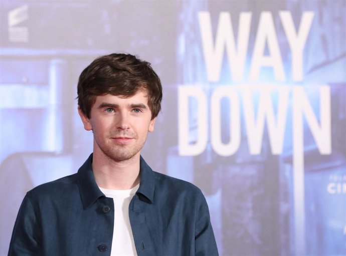 Archivo - El actor británico Freddie Highmore posa durante el photocall de la película 'Way Down' en el Hotel Palace, a 10 de noviembre de 2021, en Madrid, (España). La película gira en torno a un robo en el interior del Banco de España.