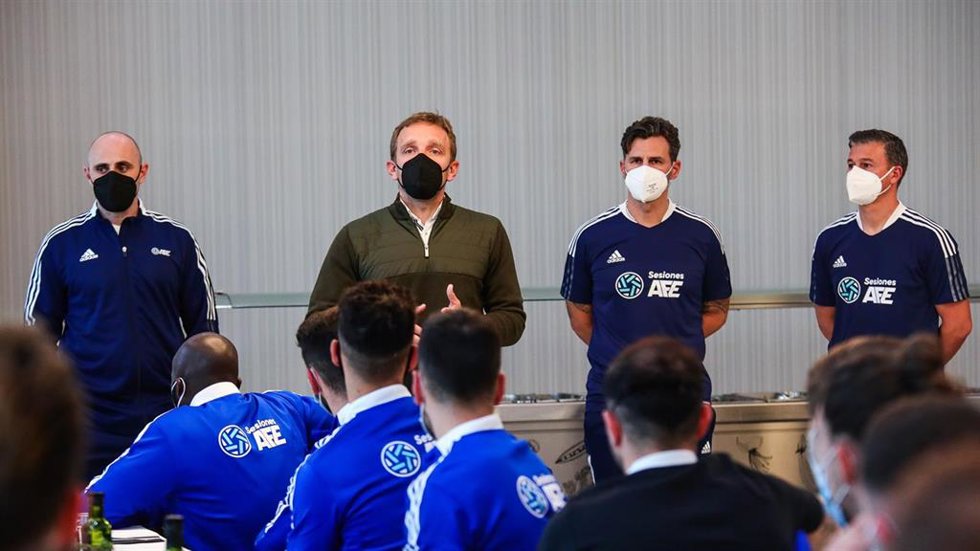 El secretario general de AFE, Diego Rivas, da la bienvenida a los 22 jugadores que componen la XXVII edición de Sesiones AFE en Oliva (Valencia).