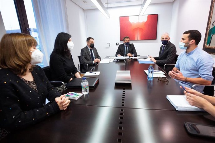 E presidente da Xunta, Alberto Núñez Feijóo, acompañado por el  vicepresidente segundo,  Francisco Conde, y el conselleiro de Cultura, Educación e Universidade, Román Rodríguez en la reunión con representantes de Investigal.