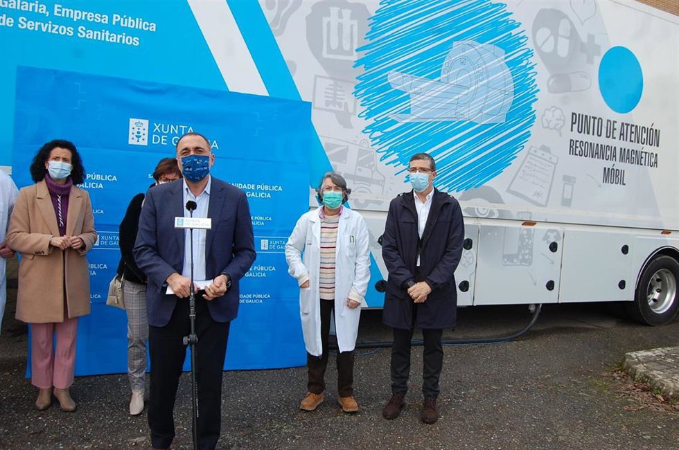 El conselleiro de Sanidade, Julio García Comesaña, visita la resonancia magnética móvil del Hospital de Verín.