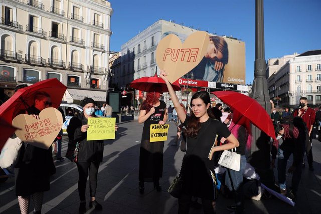 Archivo - Una trabajadora sexual con un cartel en el que se lee: 'Puta', durante una protesta contra la legislación en la prostitución, en la Puerta del Sol, a 22 de octubre de 2021, en Madrid (España).