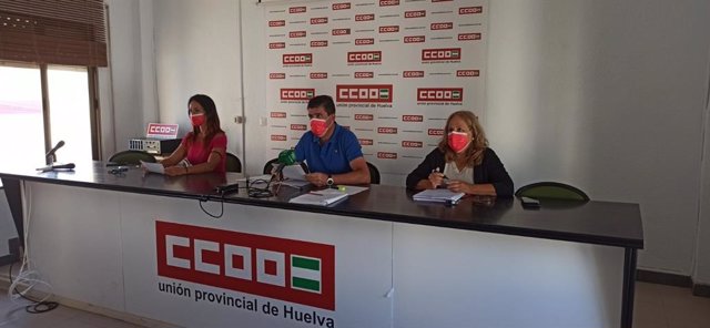 Los responsables de Eseñanza y Personal Laboral de CCOO Huelva en una imagen de archvio.