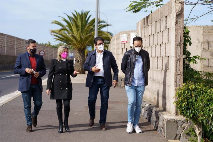 La alcaldesa de Los Silos, Macarena Fuentes, y el presidente del Cabildo de Tenerife (en el centro), Pedro Martín, en una visita al municipio