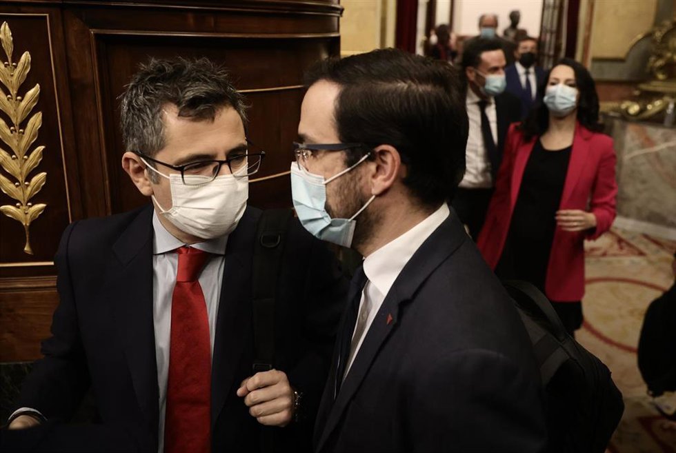 El ministro de la Presidencia, Relaciones con las Cortes y Memoria Democrática, Félix Bolaños (i); y el ministro de Consumo, Alberto Garzón, a su llegada a una sesión plenaria celebrada en el Congreso de los Diputados, a 15 de diciembre de 2021, en Madr