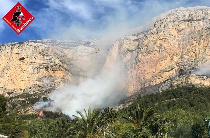Bomberos extinguen un incendio forestal el El Montgó