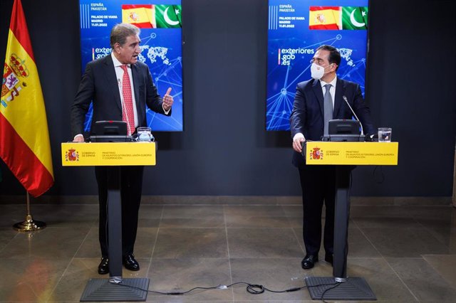 El ministro de Asuntos Exteriores paquistaní,  Shah Mahmud Qureshi, y el ministro de Asuntos Exteriores, Unión Europea y Cooperación, José Manuel Albares
