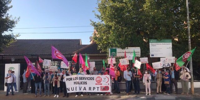 Una reciente concentración de empleados de la Residencia del Parque Figueroa de Córdoba en protesta por la falta de medios humanos en el centro.