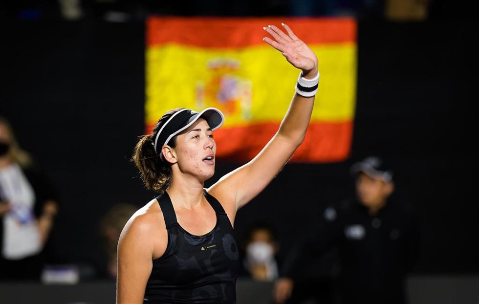 Archivo - Garbiñe Muguruza saluda al público tras ganar las Finales WTA 2021 