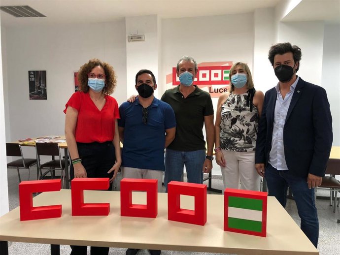 Responsables sindicales de CCOO junto al presidente del comité de empresa de Bronpi.