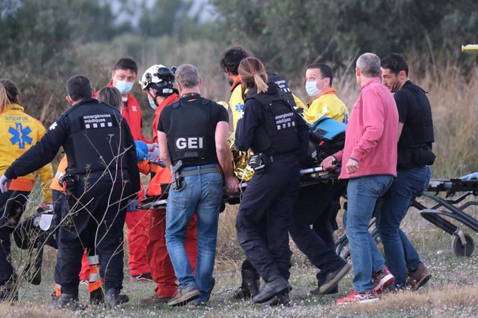 Sanitarios se llevan en helicóptero al hombre abatido por los Mossos en una casa de Riudoms (Tarragona) tras presuntamente disparar a tres personas en una empresa de seguridad de Tarragona y a un mosso al huir de un control, el 14 de diciembre de 2021.