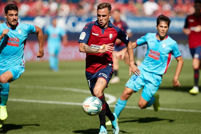 Archivo - Rober Ibañez (forward; CA Osasuna) and N.E.Ramis (defender; SD Eibar) during the Spanish football of La Liga Santander, match between CA Osasuna and SD Eibar at the Sadar stadium, in Pamplona, Spain, on Saturday, August 24, 2019.