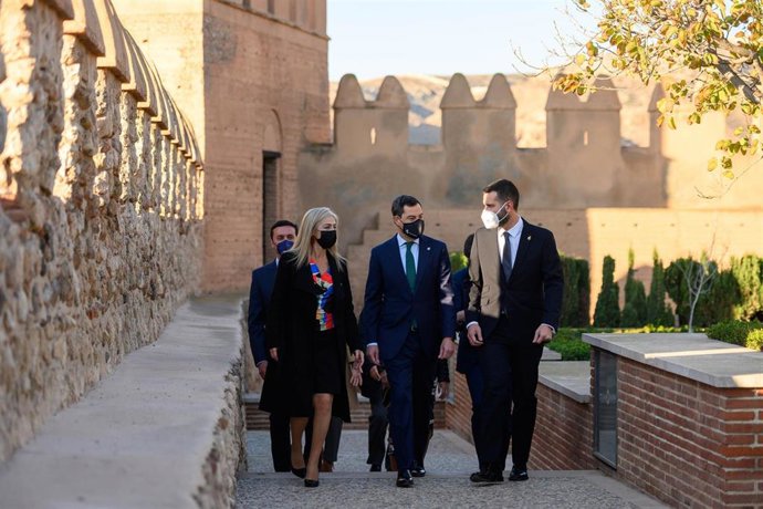 La consejera de Cultura, Patricia del Pozo, junto con el presidente de la Junta de Andalucía, Juanma Moreno, y el alcalde de Almería, Ramón Fernández-Pacheco.