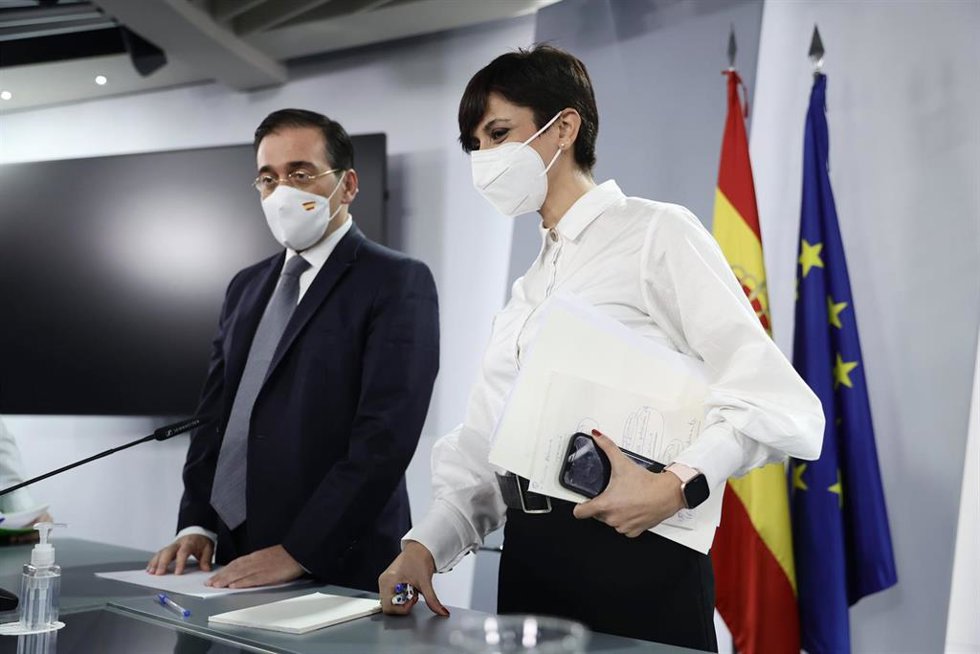 El ministro de Asuntos Exteriores, Unión Europea y Cooperación, José Manuel Albares; y la ministra Portavoz, Isabel Rodríguez
