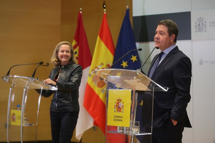 La vicepresidenta primera y ministra de Asuntos Económicos y Transformación Digital, Nadia Calviño y el presidente de la Junta de Castilla-La Mancha, Emiliano García-Page, comparecen después de una reunión bilateral, en la sede del Ministerio.