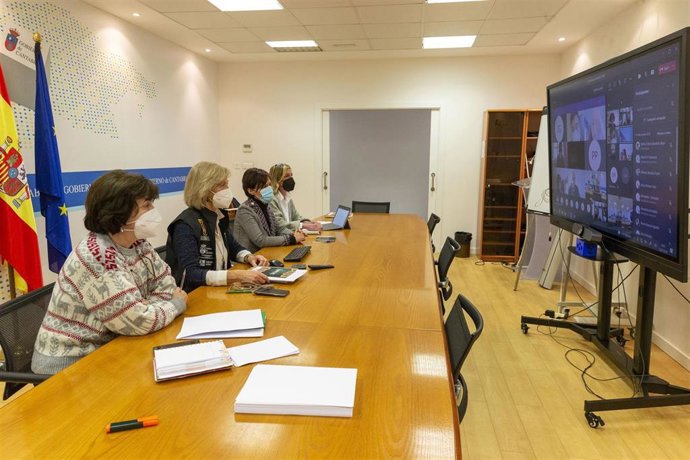 La consejera de Educación y Formación Profesional, Marina Lombó, se reúne telemáticamente con los coordinadores Covid de los centros educativos.