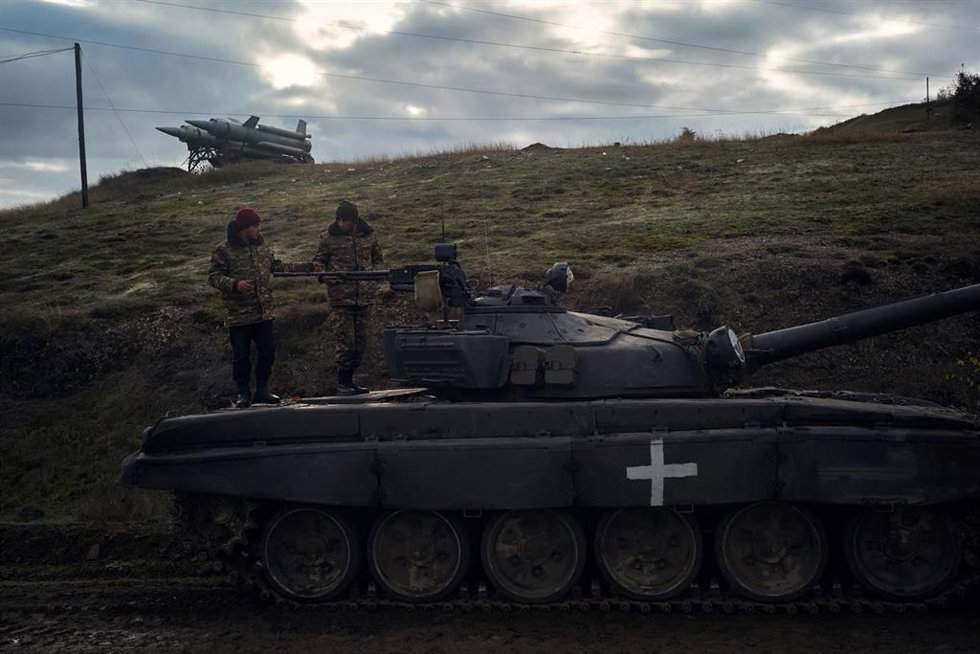 Dos soldados armenios conversan encaramados a un tanque en Nagorno-Karabaj.