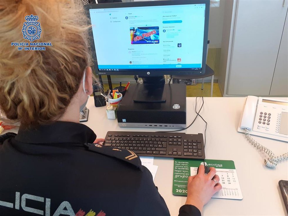 Archivo - Una agente rastreando en Internet
