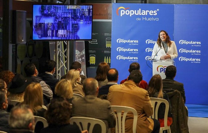 La secretaria general del PP-A, Loles López, en el congreso del PP de Almonte.