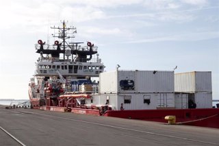 Archivo - El buque de rescate 'Ocean Viking' en el puerto de Taranto, en el sur de Italia.