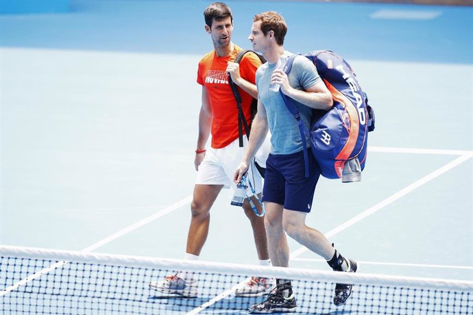 Archivo - Andy Murray y Novak Djokovic caminan juntos en una pista de Melbourne durante el Open de Australia de 2019