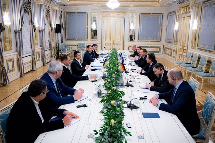 Volodimir Zelenski recibe a una delegación de Francia y de Alemania