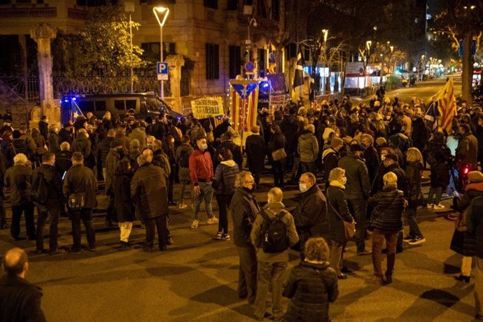 Unas 150 personas se manifiestan ante la Delegación del Gobierno en Barcelona para protestar tras las declaraciones del excomisario José Manuel Villarejo que vinculan al Centro Nacional de Inteligencia (CNI) con los atentados del 17A