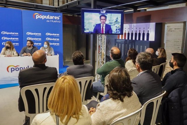El secretario general del PP, Teodoro García Egea, interviene de manera telemática en el congreso del PP de Almonte (Huelva).