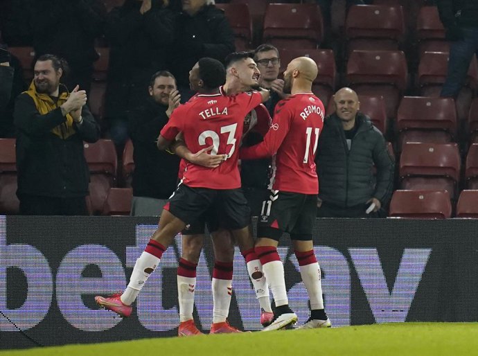 11 January 2022, United Kingdom, Southampton: Southampton's Armando Broja (C) celebrates scoring his side's third goal with teammates during the English Premier League soccer match between Southampton and Brentford at St Mary's Stadium. Photo: Andrew Ma