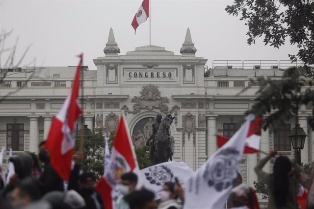 Archivo - Protestas a las puertas del Congreso de Perú (imagen de archivo).