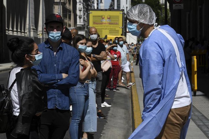 Colas para realizarse pruebas de coronavirus en Argentina