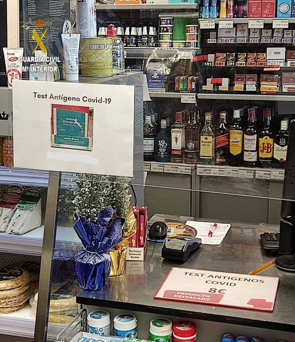 Agentes de la Guardia Civil han inspeccionado establecimientos en Sevilla donde se vendían sin su autorización test de autodiagnóstico para el coronavirus