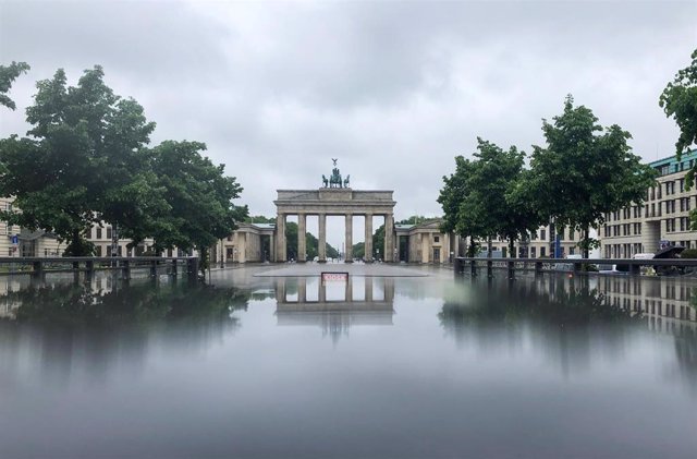 Archivo - La Puerta de Brandeburgo en un día lluvioso
